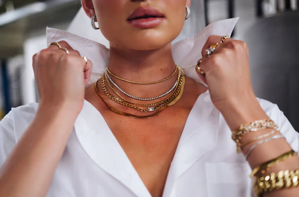 A Stylish Guide to Rocking the Herringbone Chain Trend